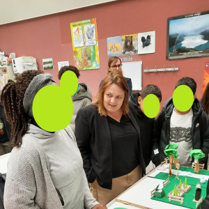 Présentation des travaux des élèves à Mme Virginie Hocquet, principale adjointe